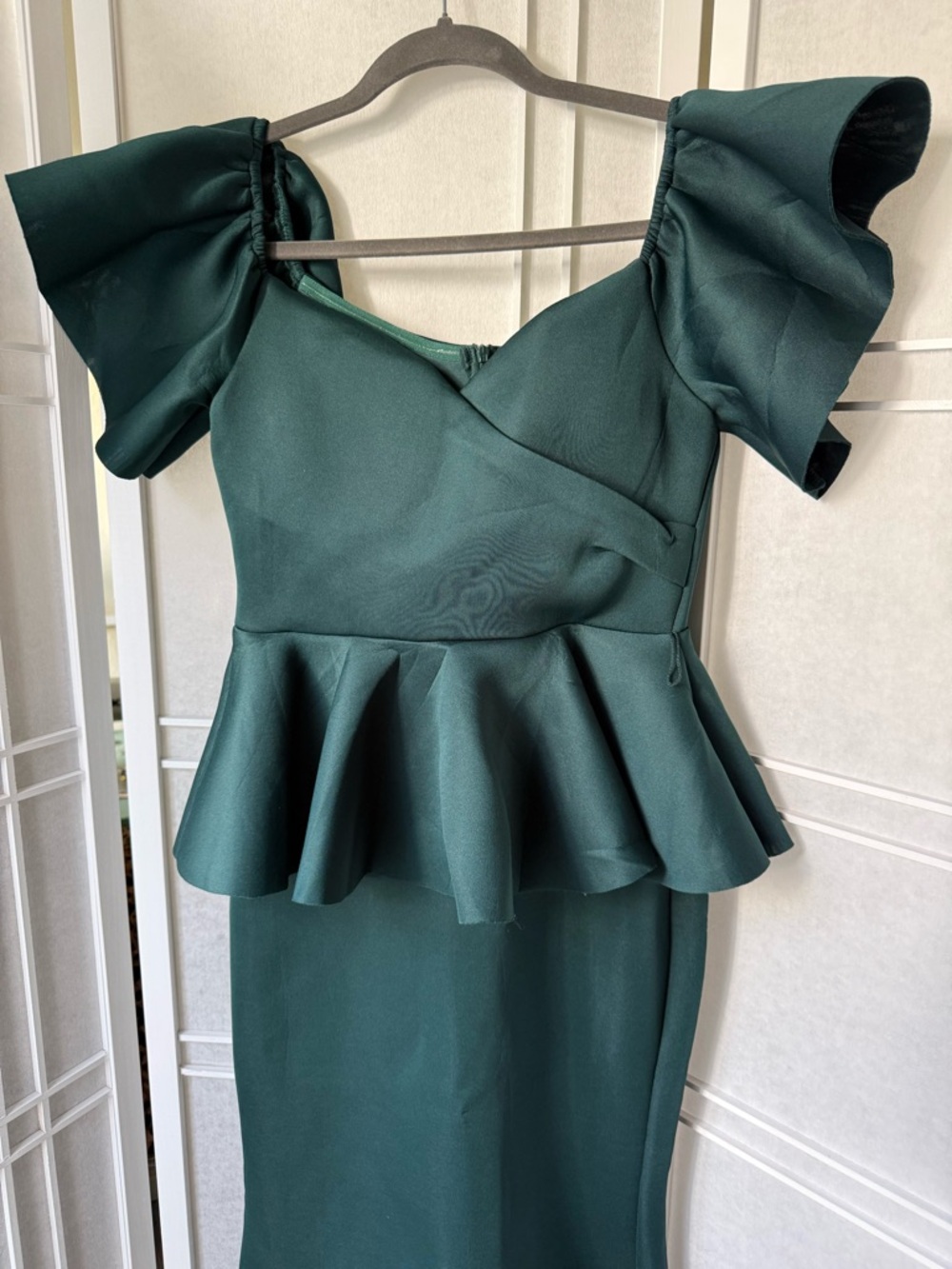 Women’s Emerald Green Peplum Maxi Dress with Ruffle Sleeves